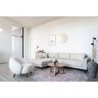 Canapé sectionnel gris clair capitonné avec chaise longue et dossier matelassé