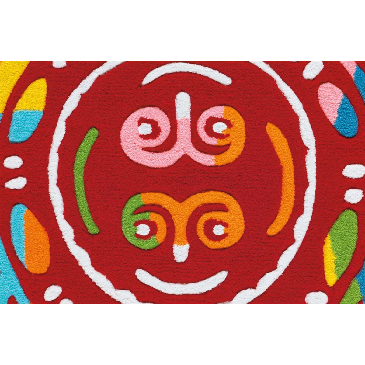 Visage abstrait coloré sur tapis rouge texturé pour le produit Spirit Glowy AE 3145 Rot Mandala