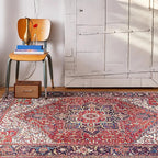 Tapis rouge oriental en situation dans une pièce.