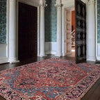Vue de côté du tapis rouge oriental.