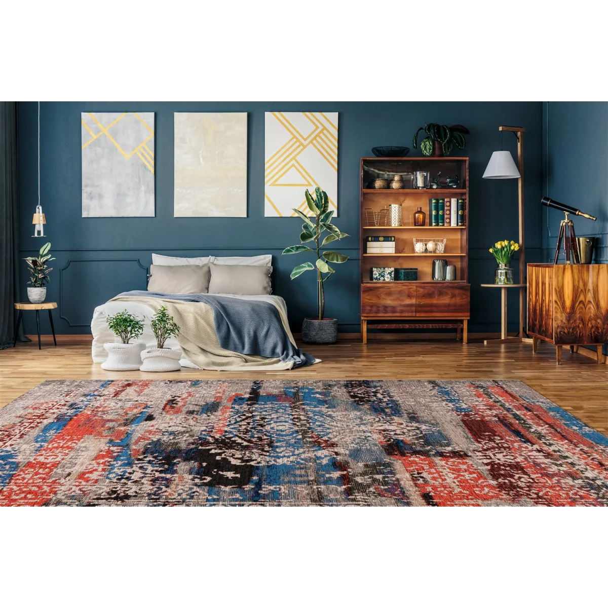 Tapis vintage oriental multicolore à poils ras effet vieilli dans chambre moderne avec mur bleu