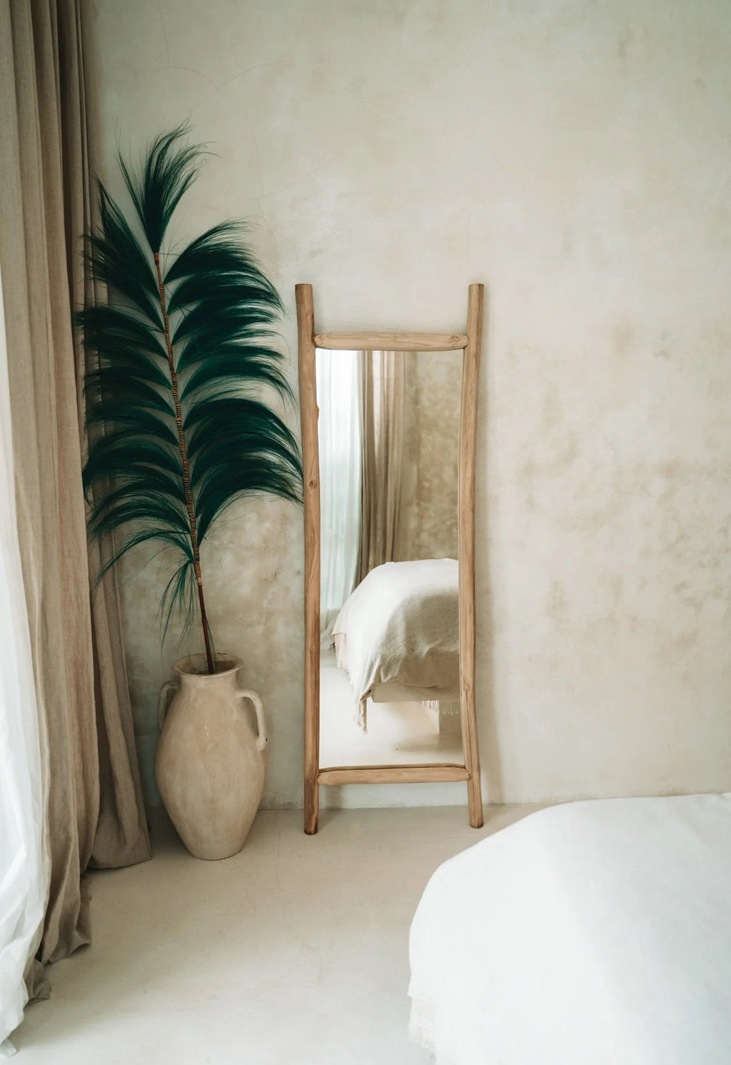 Miroir sur pied en bois élancé H190 cm avec plume verte émeraude déco
