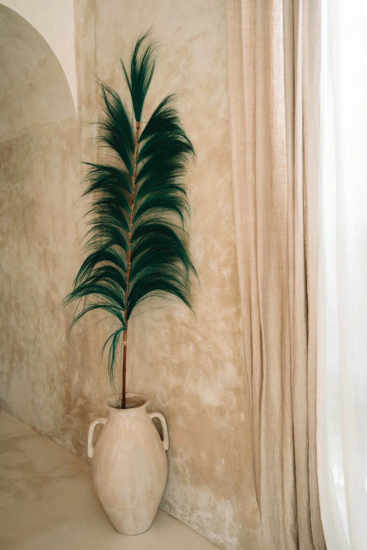 Tige déco plume verte émeraude sur tige aspect bambou en vase – H190 cm