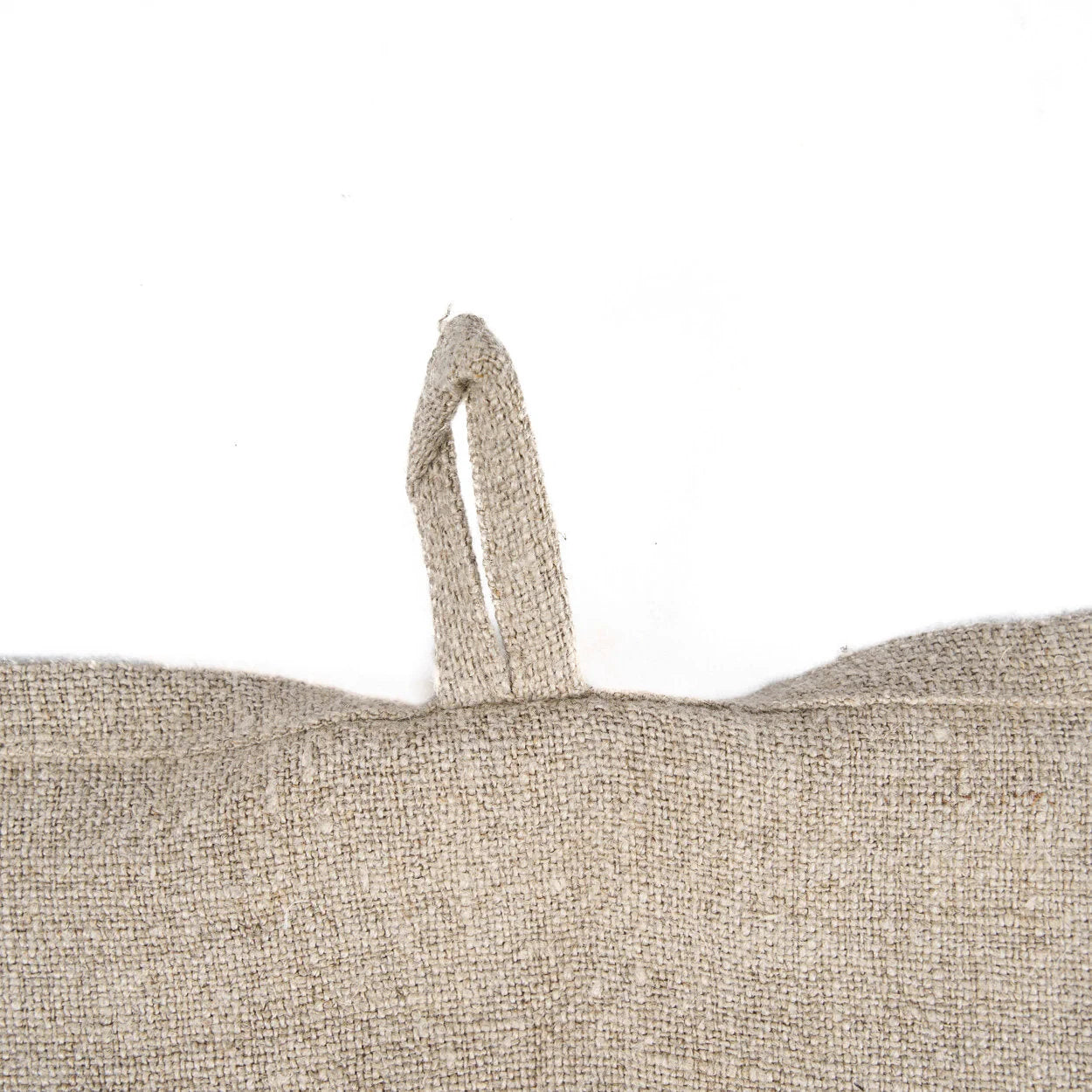Coussin en lin beige naturel motif poisson écru texturé