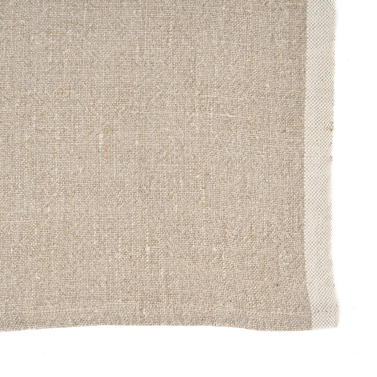 Torchon en lin naturel beige plié motif poisson blanc écru