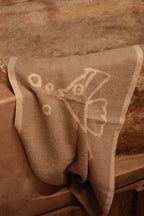 Serviette en lin beige avec broderie poisson et bulles blancs subtils