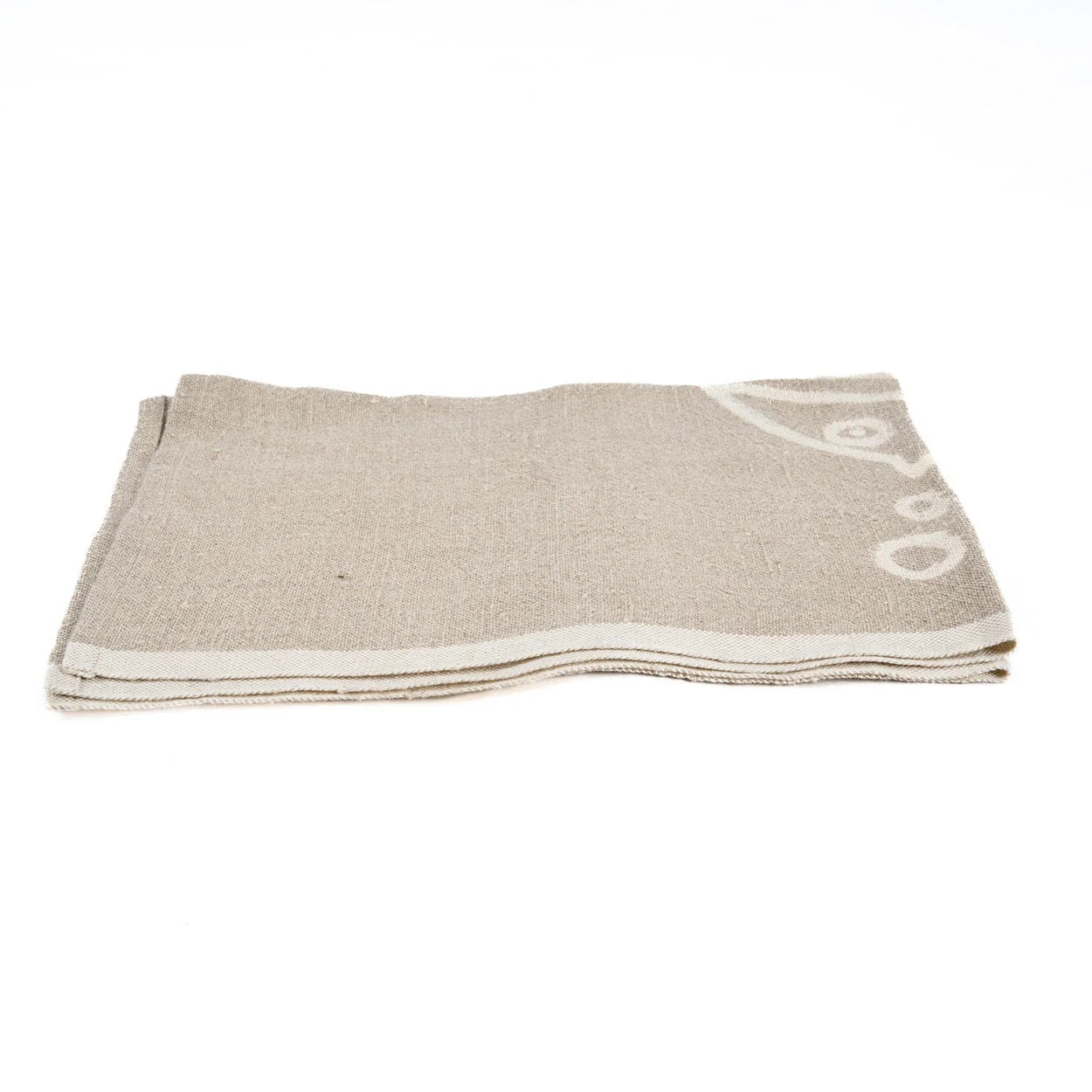 Torchon en lin naturel beige plié avec motif poisson blanc écru