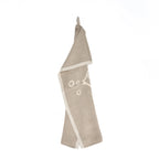 Serviette en lin naturel beige avec motif poisson blanc sur baignoire en pierre rustique