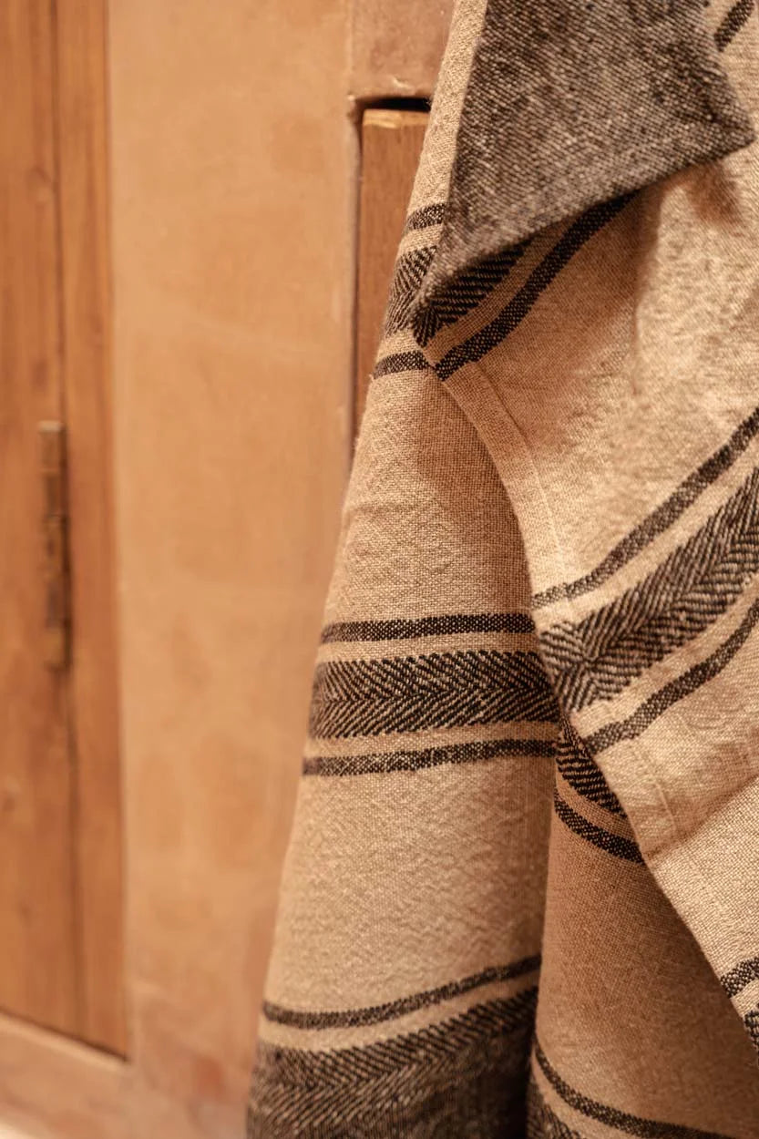 Torchon en lin naturel rayé noir et beige, motif chevron texturé
