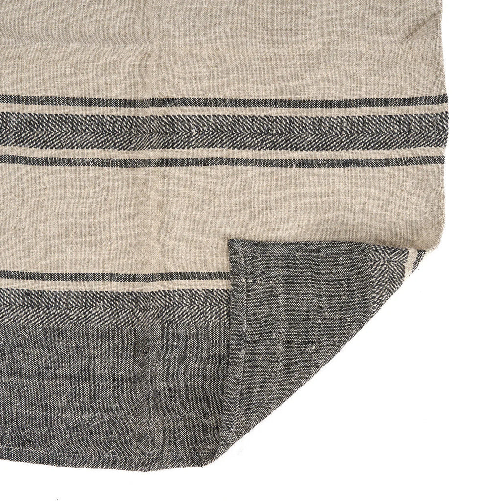 Évier en pierre rustique texturé avec torchon en lin rayé noir-beige