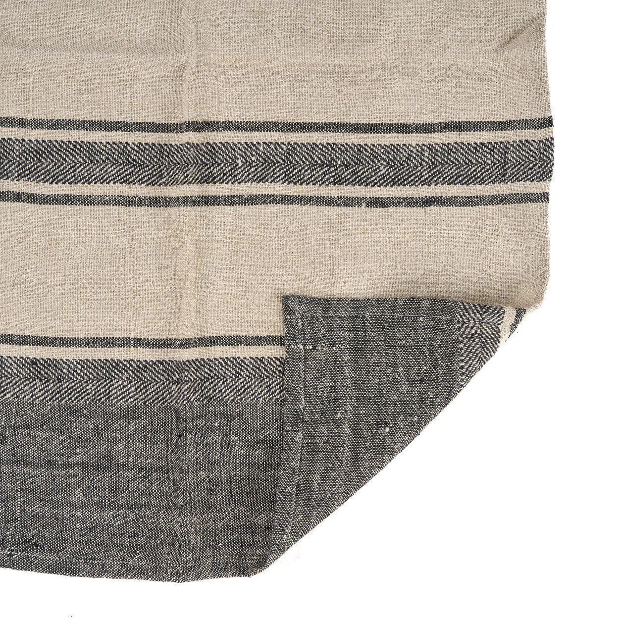 Évier en pierre rustique texturé avec torchon en lin rayé noir-beige