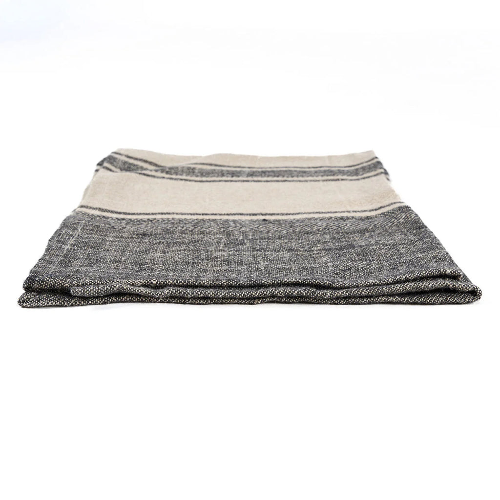 Torchon en lin rayé noir et beige plié avec boucle