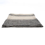 Torchon en lin rayé noir et beige plié avec boucle