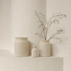 Trois vases céramiques artisanaux blanc cassé texturé mat, H31 cm, avec branches sèches