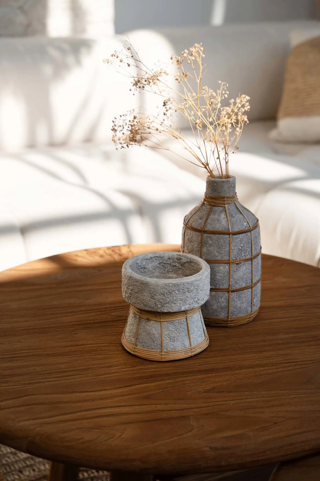 Vase en béton et rotin gris naturel courbé pour fleurs séchées – H24 cm