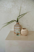Vase en béton et rotin gris naturel courbé pour fleurs séchées – H24 cm
