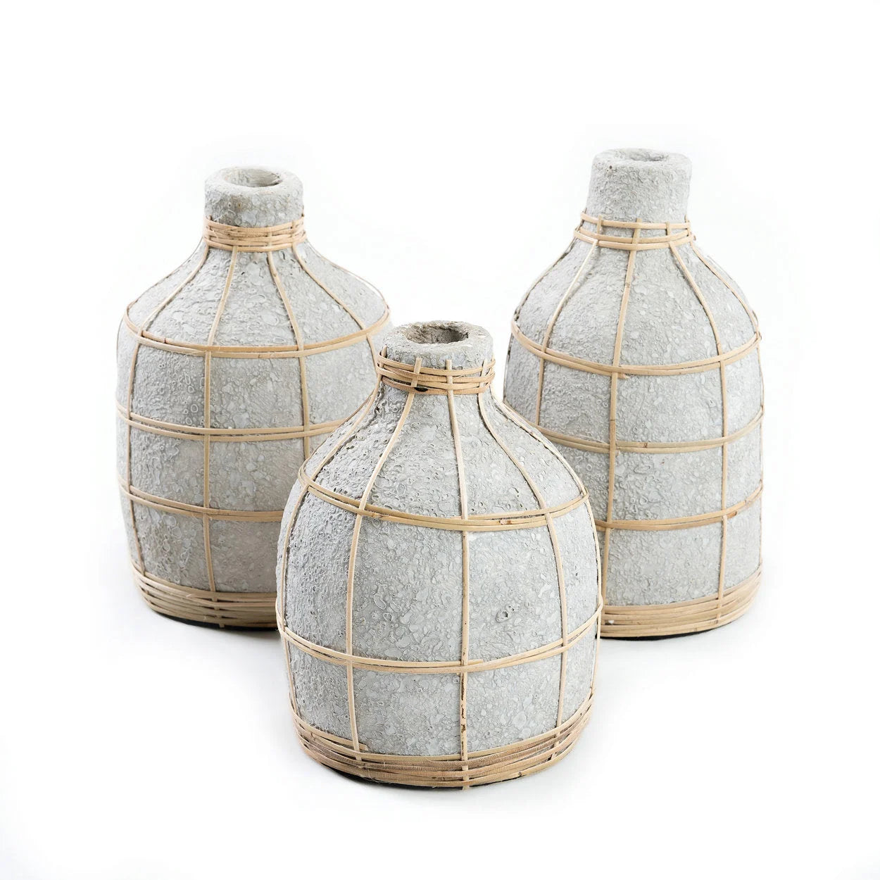 Vase en béton et rotin gris naturel courbé pour fleurs séchées – H24 cm