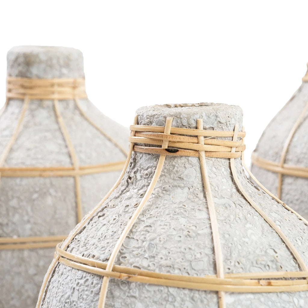Vase en béton et rotin gris naturel courbé pour fleurs séchées – H24 cm
