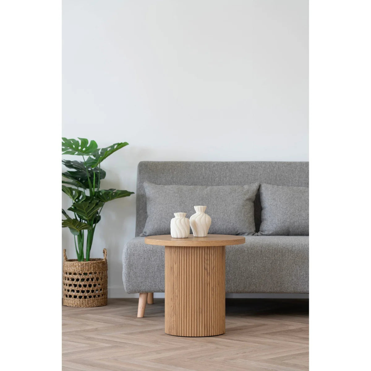 Deux vases en céramique blanc crème mat strié col plissé sur table ronde en bois