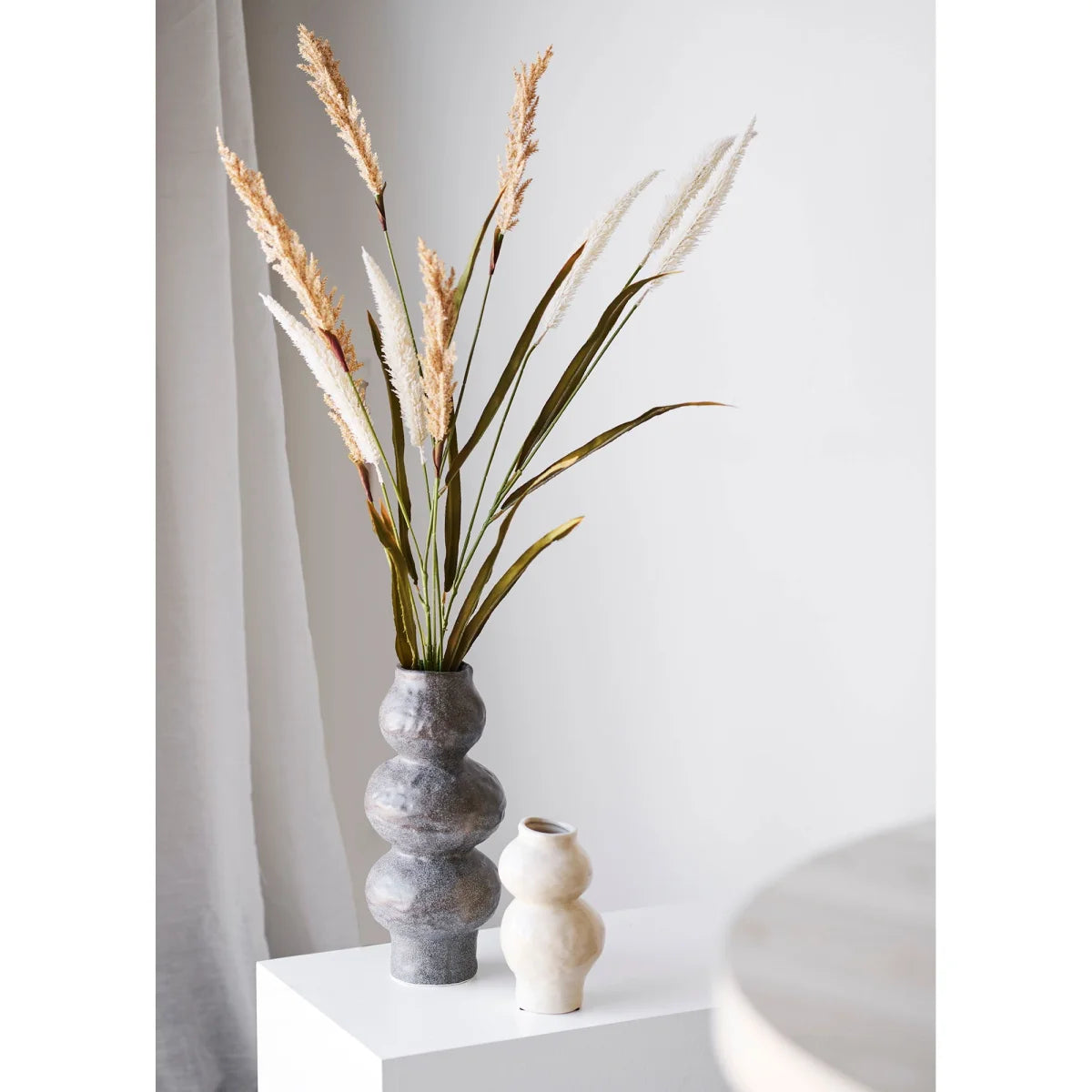 Vase en céramique craquelée crème avec pampa séchée