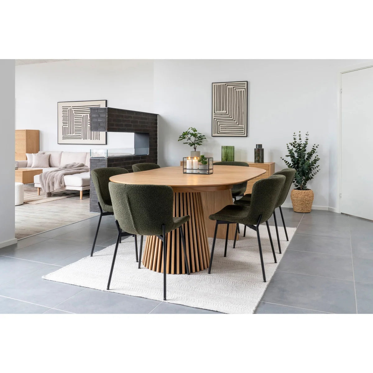 Table ovale en bois avec base cannelée effilée et chaises tapissées vert foncé