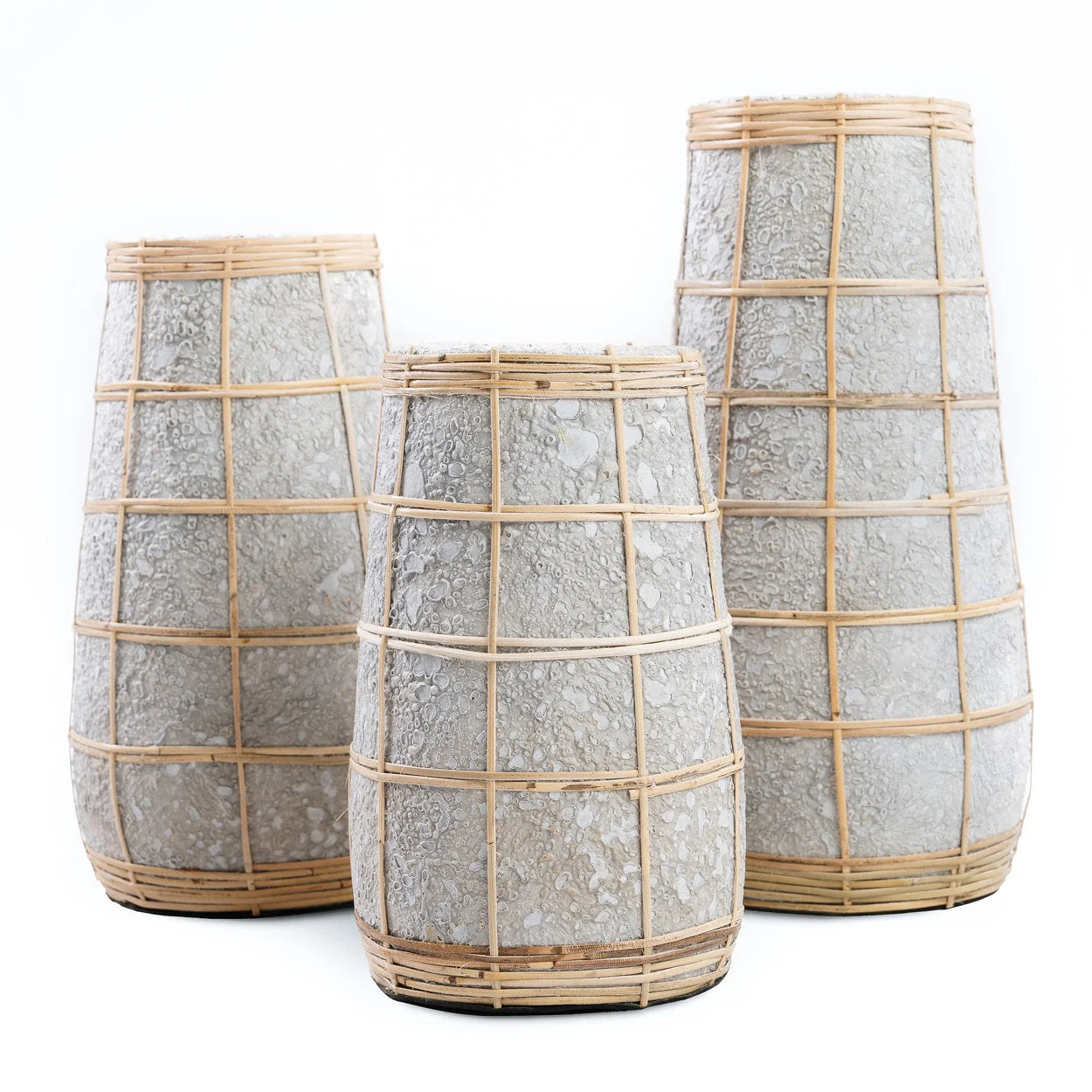 Vase conique en terre cuite et rotin & béton – H22 cm
