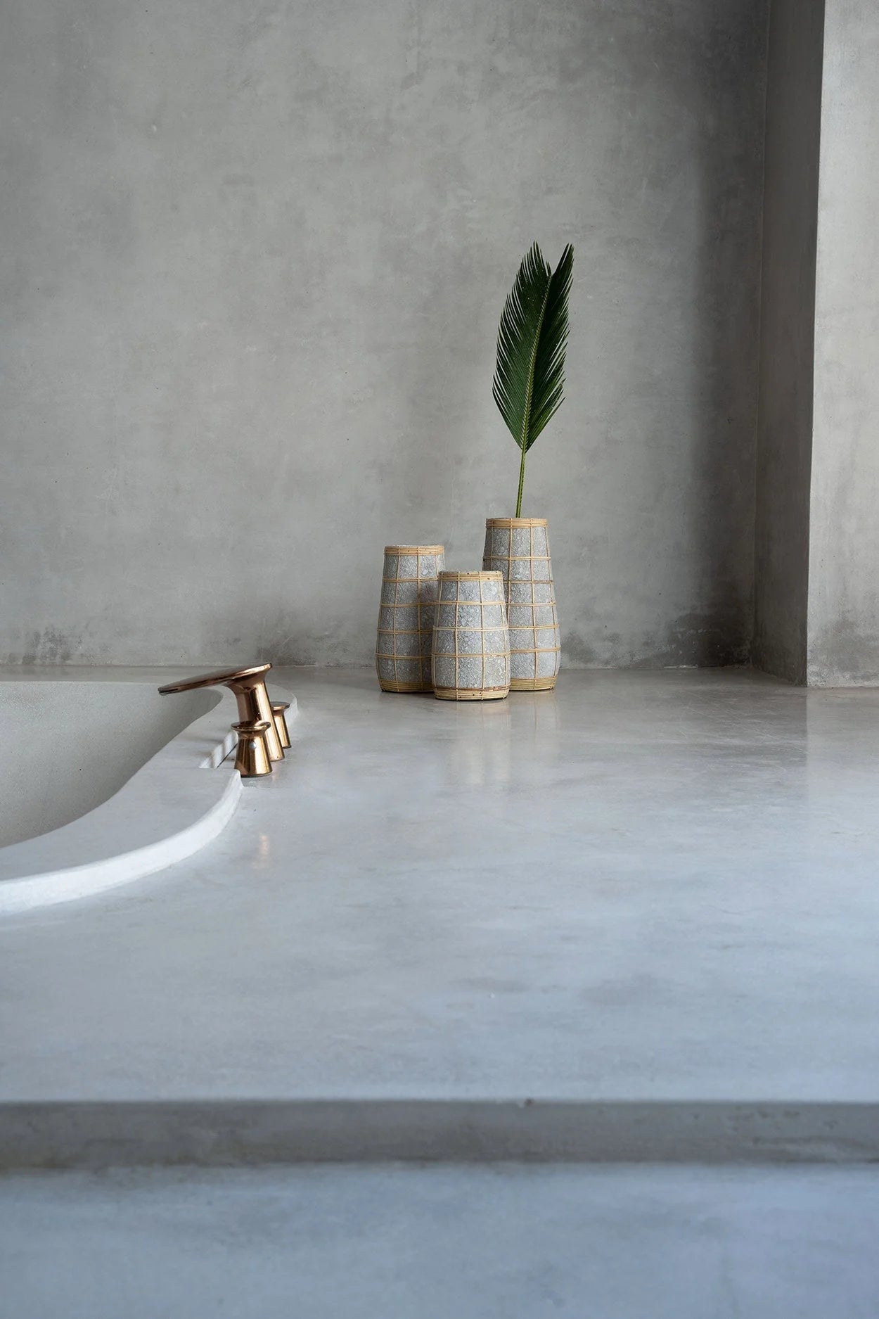 Vase conique en terre cuite et rotin & béton – H22 cm