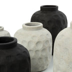Vase cylindrique en terre cuite gris béton avec motifs en relief, collection de vases texturés