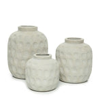 Vase cylindrique en terre cuite gris béton avec motifs en relief, trio de vases texturés