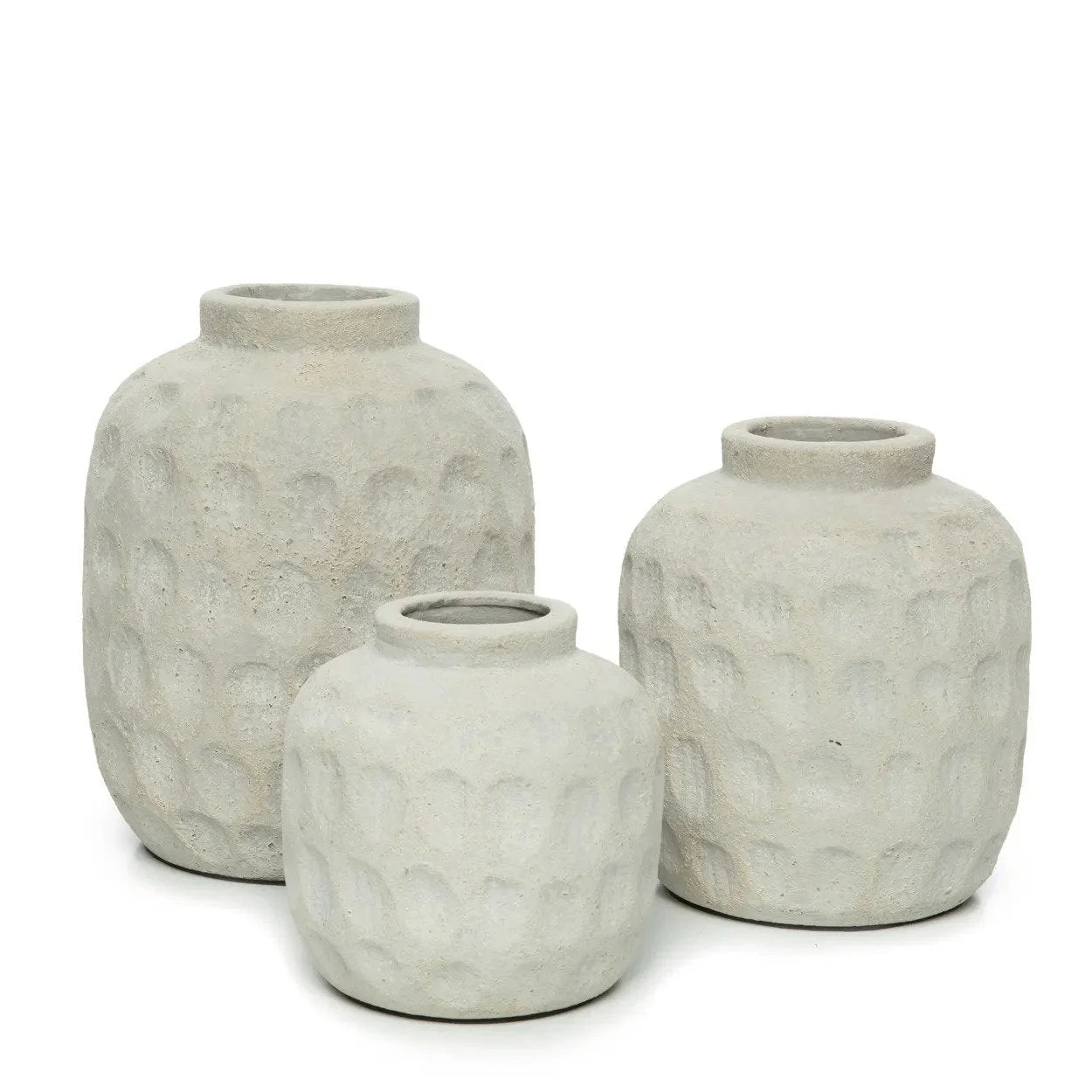 Vase cylindrique en terre cuite gris béton avec motifs en relief, trio de vases texturés