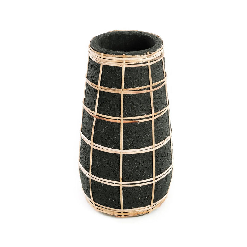 Vase cylindrique en terre cuite noir et rotin tressé – H26 cm