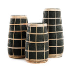 Vase cylindrique en terre cuite noir et rotin tressé – H26 cm