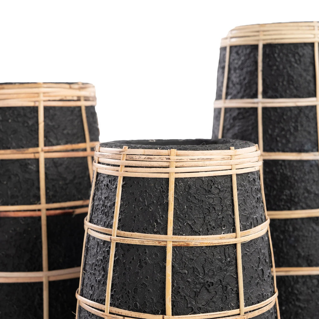 Vase cylindrique en terre cuite noir et rotin tressé – H26 cm