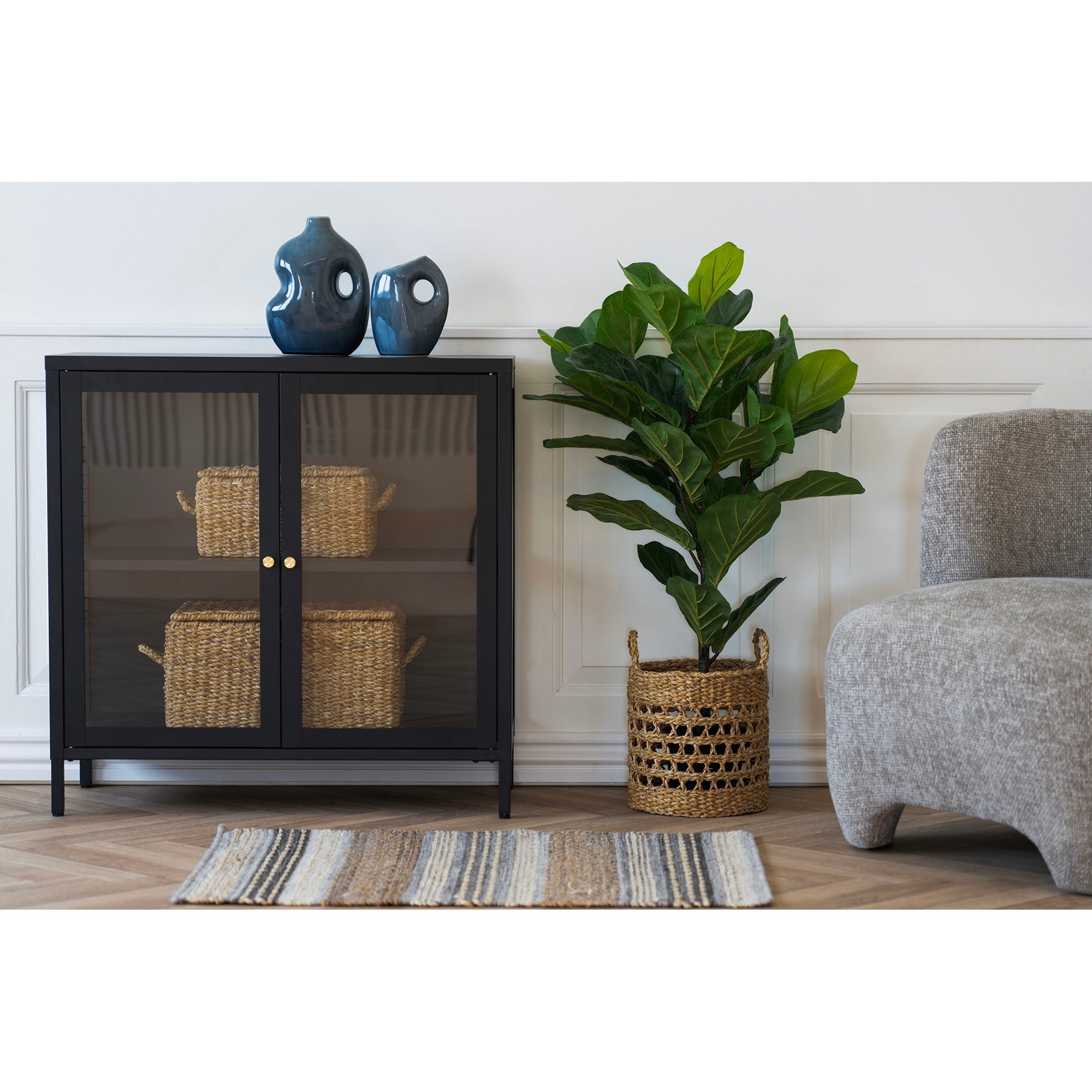 Meuble vitré noir avec paniers osier et poignées or, vase céramique bleu ajouré H25 cm