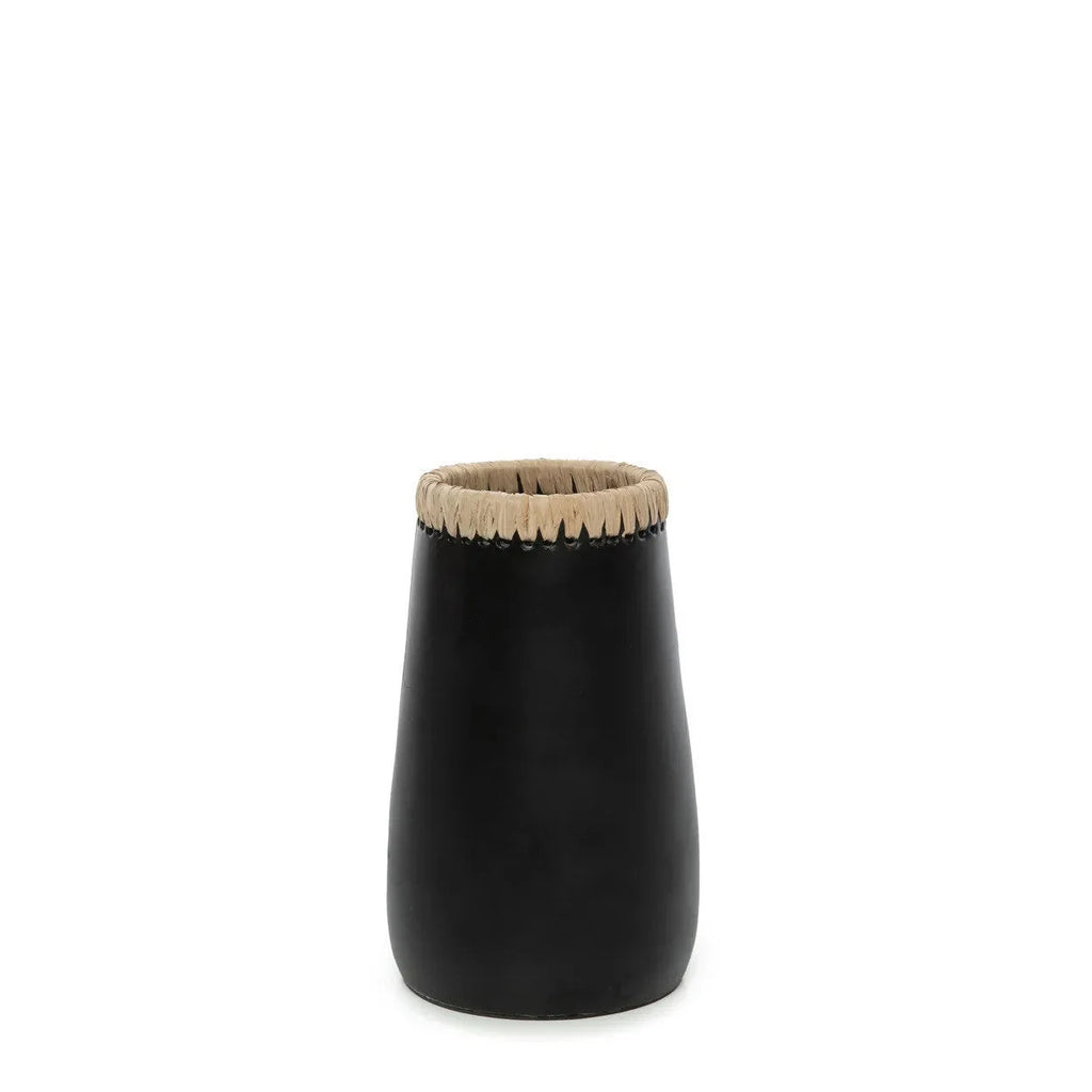 Vase décoratif cylindrique noir en terre cuite avec un rebord texturé clair