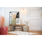 Arrangement décor avec banc, vases avec plantes séchées et œuvres encadrées
