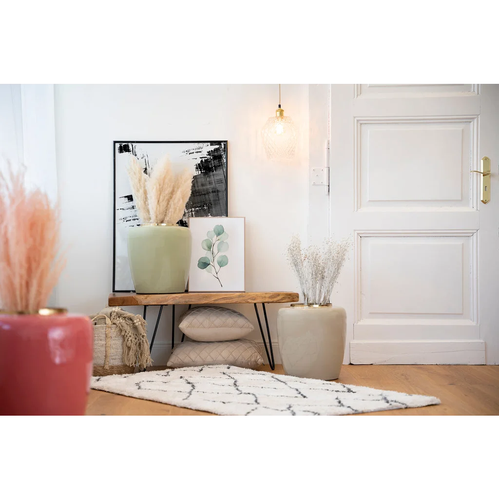 Arrangement décor avec banc, vases avec plantes séchées et œuvres encadrées