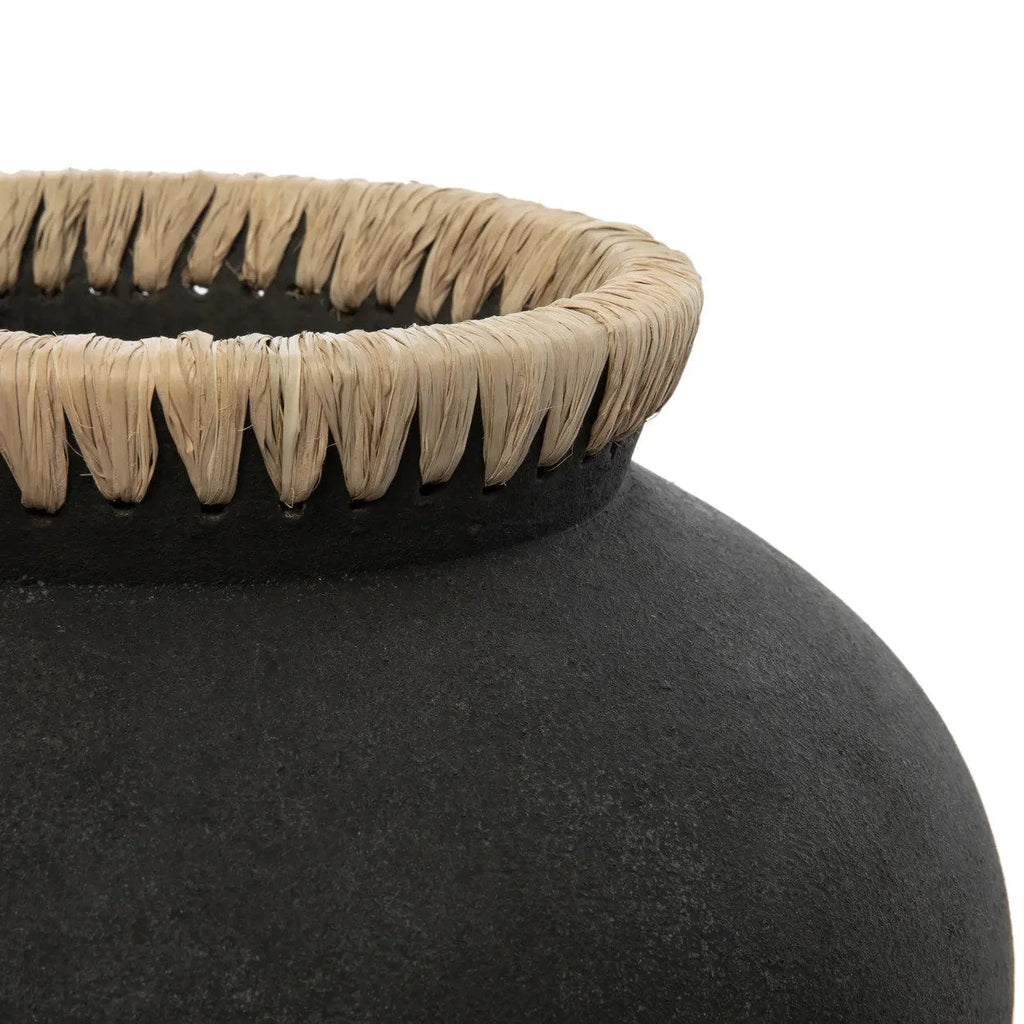 Vase décoratif noir en terre cuite avec un bord en fibre naturelle, diamètre 33 cm