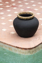 Vase décoratif noir en terre cuite avec bordure ornementale, diamètre 33 cm