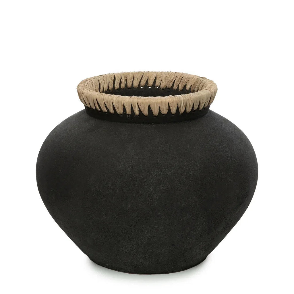 Vase décoratif noir en terre cuite avec pot rond, mat, texture et bord en tissage brun