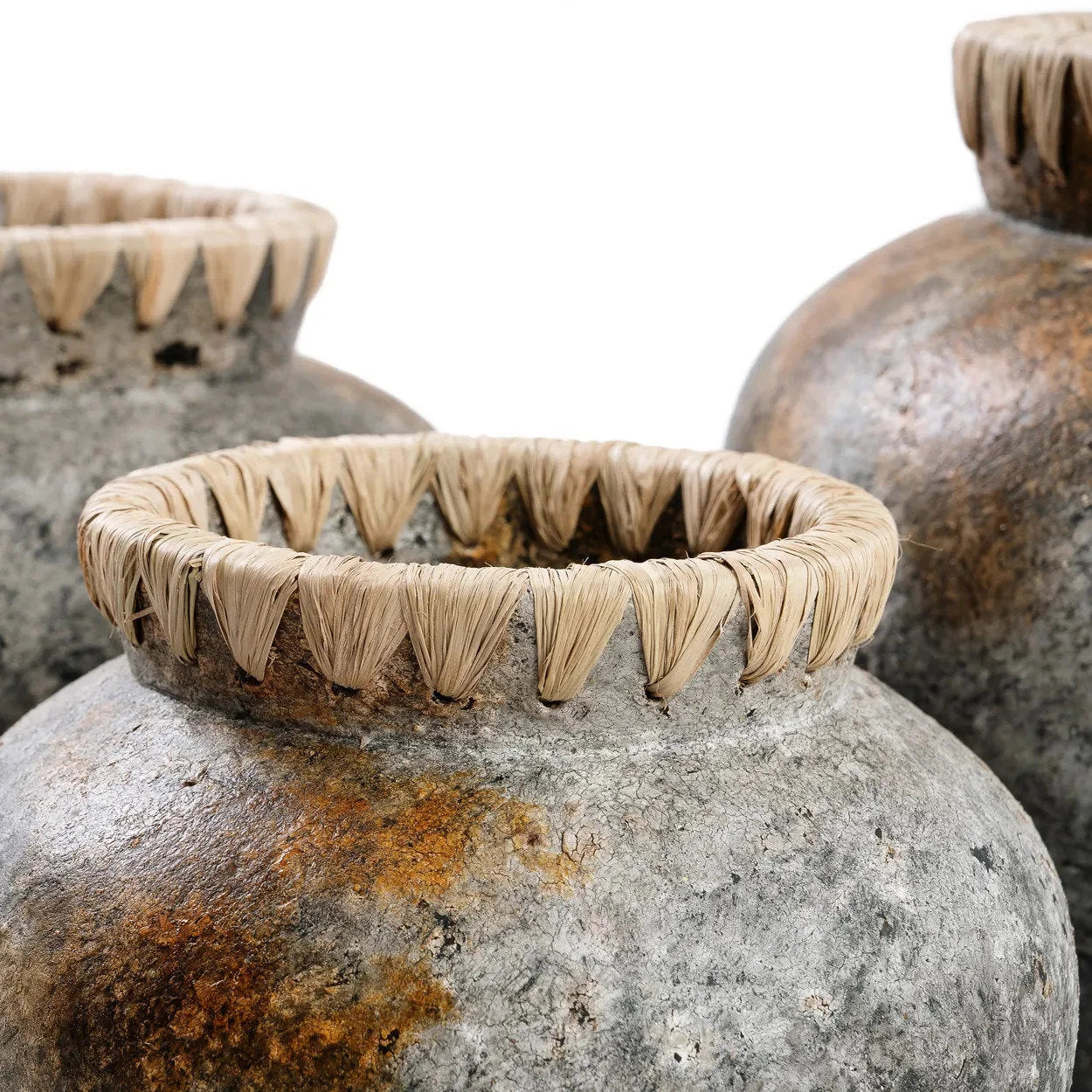 Vase décoratif en terre cuite grisée col tressé en raphia – H23 cm