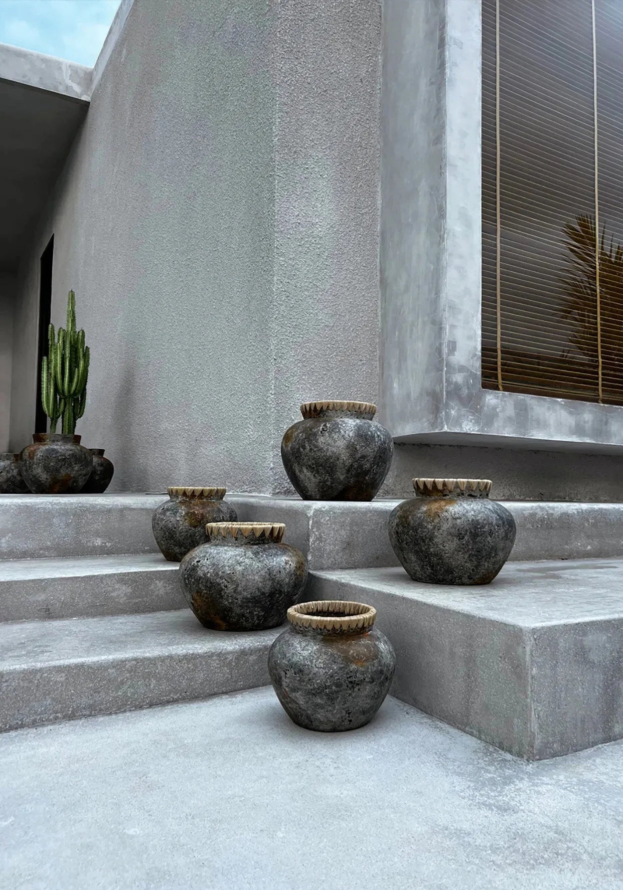 Vase décoratif en terre cuite grisée col tressé en raphia – H23 cm
