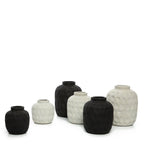 Collection de six vases en terre cuite noire texturée H14 cm pour décoration intérieure