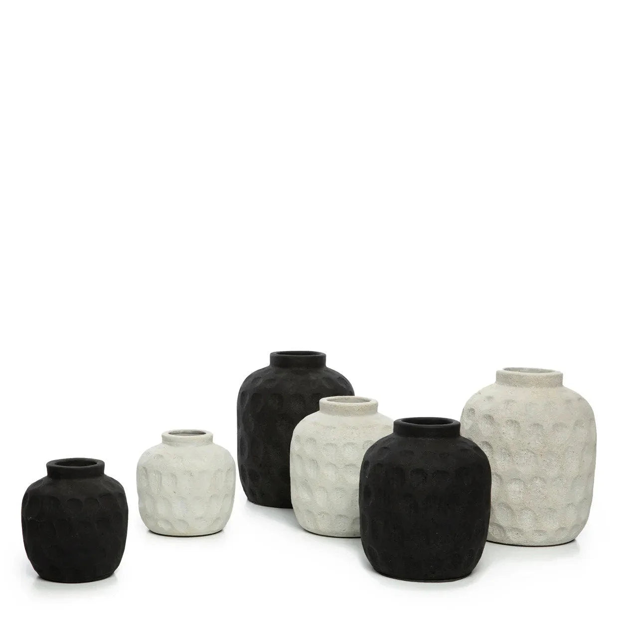 Collection de six vases en terre cuite noire texturée H14 cm pour décoration intérieure