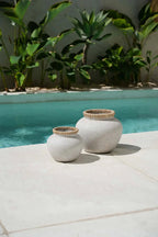 Vases décoratifs en terre cuite et raphia avec rims texturés, 19 cm, béton naturel