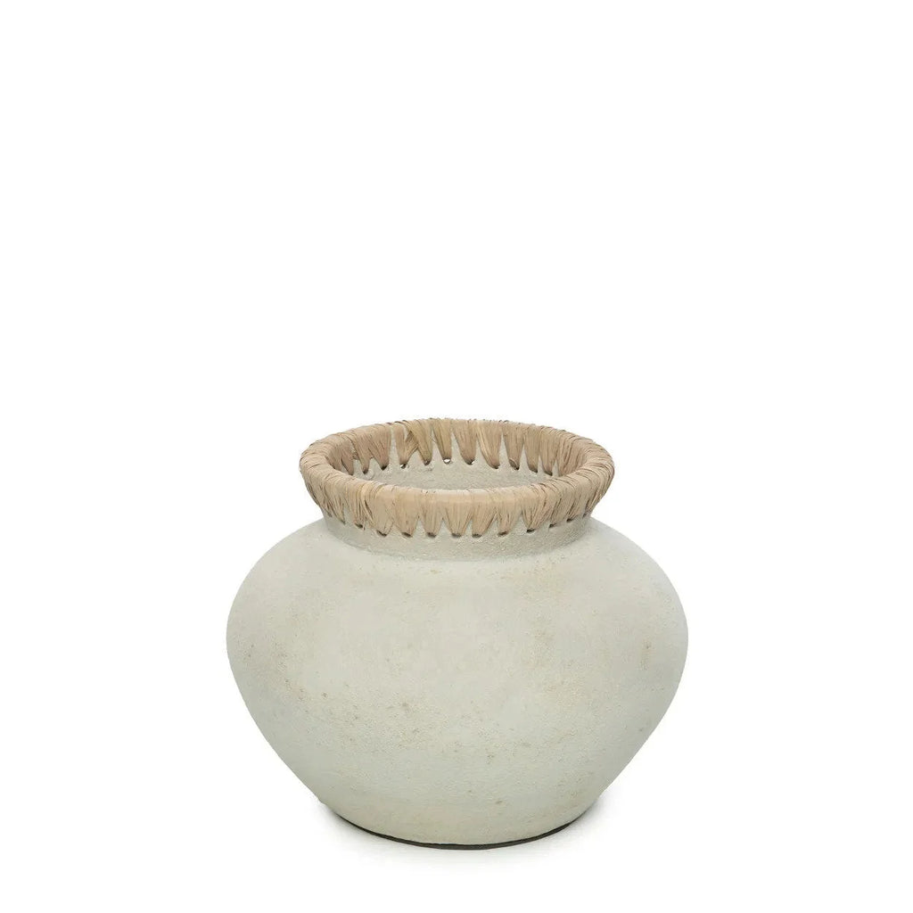 Vase décoratif en terre cuite et raphia 19 cm avec pot blanc en céramique et rattan