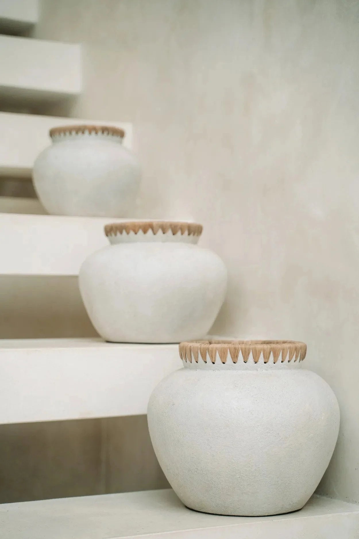 Trois pots en céramique blanche avec rebord festonné pour décoration en terre cuite