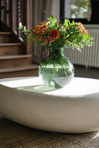 Vase décoratif en verre recyclé vert H35 cm courbé avec poignée claire