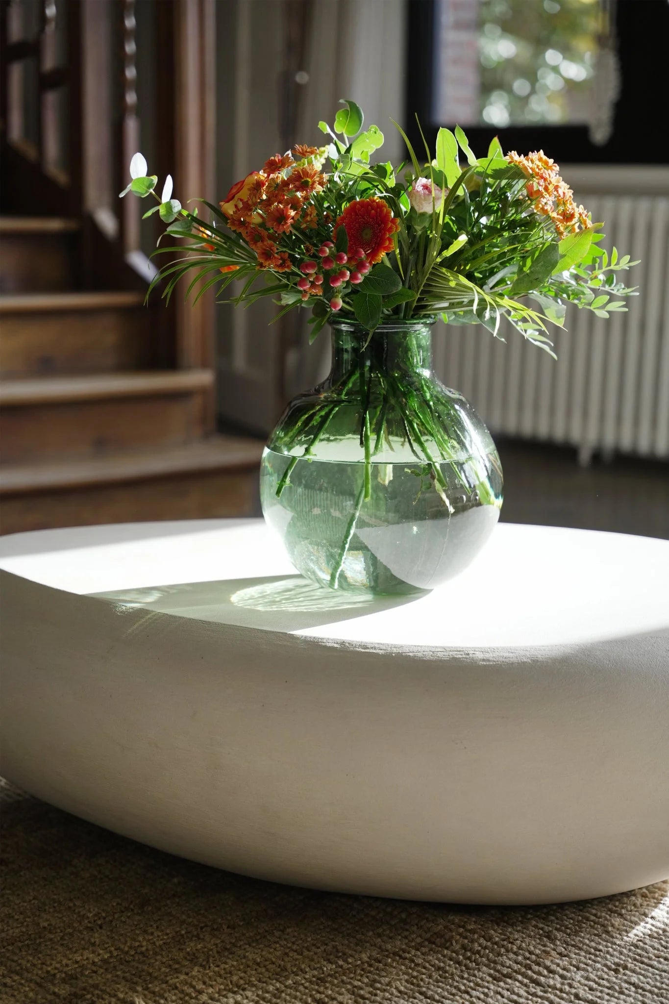 Vase décoratif en verre recyclé vert H35 cm courbé avec poignée claire