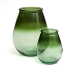 Vase décoratif en verre recyclé vert ombré, courbes lisses, H35 cm